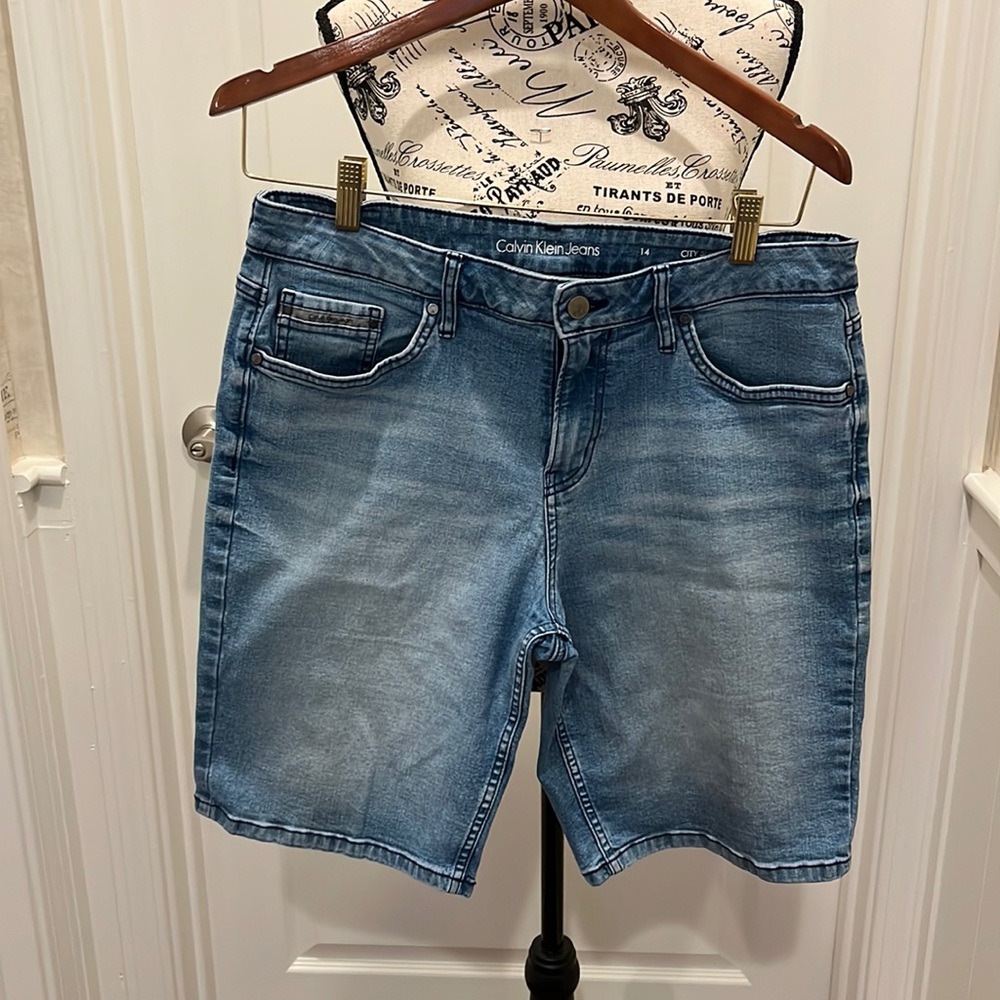 Calvin Klein City Shorts size 14